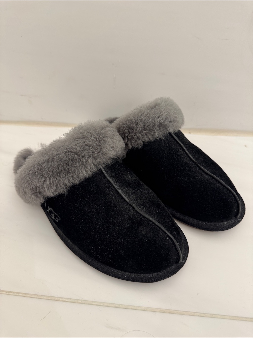 UGG Scuggette Women's Slippers in Black and Gray